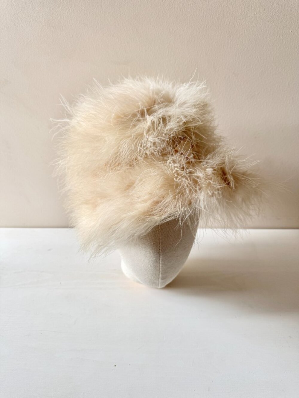 Vintage Beige Ostrich Feather Velvet Bow Wool Felt Cloche Hat - Picture 2 of 16